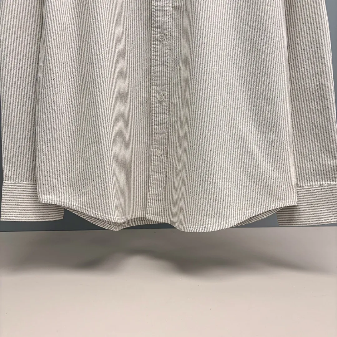P210 Ralph Lauren/Ralph Lauren cow-like striped embroidered shirt is made of 100% cotton Oxford fabric. The 100% cotton material makes it very breathable. It is comfortable to wear and not easy to sweat. It has a loose fit and has a three-dimensional upper body. The lines are smooth and natural. From the shoulder line to the waistline and then to the hem, the line transition is smooth. There are no unnecessary folds or accumulation. The whole body is neat and stretched. The chest is embellished with the iconic love embroidery. Simple but highly recognizable. The color transition of the embroidery thread is natural. The stitches are even and uniform in size. The stitches can also connect naturally and the lines are smooth and not stiff. Size: S M L XL